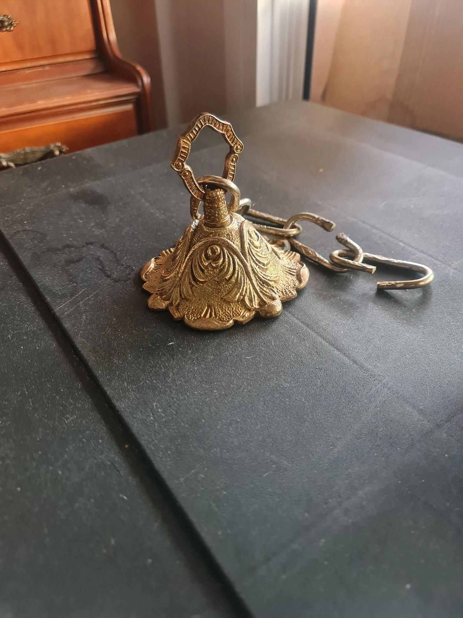 Antiguo Rosetón y Cadena Original en Bronce Macizo – Estado Impecable